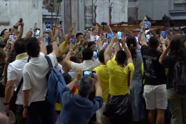 Papa Leão XIV faz missa para influenciadores católicos e basílica vira mar de celulares; VÍDEO