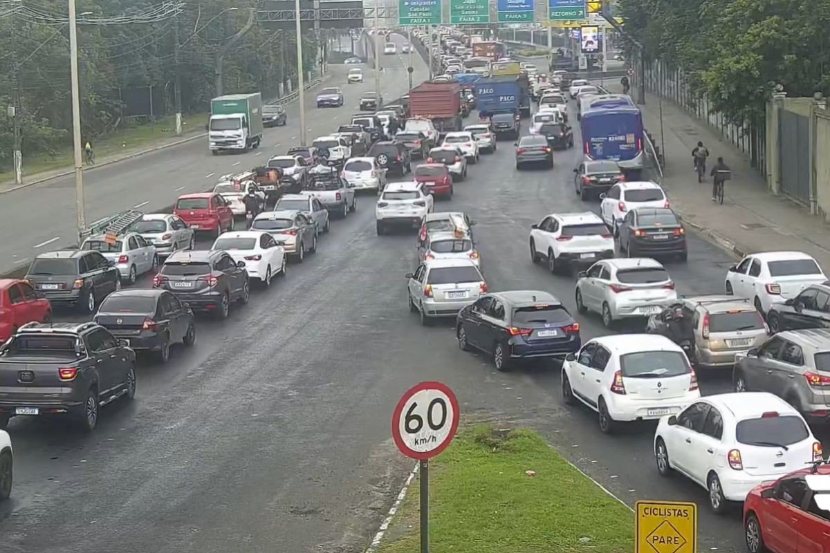 Engavetamento entre quatro veículos deixa motociclista ferido na rodovia dos Imigrantes, SP