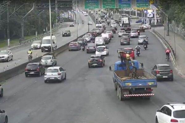 Acidente entre ônibus, carro e moto deixa um ferido e interdita avenida em Praia Grande, SP