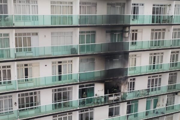 Incêndio atinge apartamento no 9°andar de prédio em Guarujá, SP; VÍDEO Incêndio atinge apartamento no 9°andar de prédio em Guarujá, SP; VÍDEO