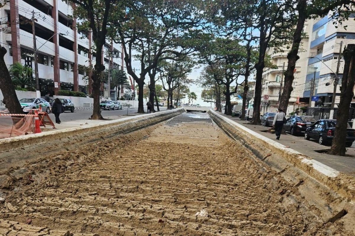 Canal 3 fica coberto por areia após forte ressaca que atingiu o litoral de SP