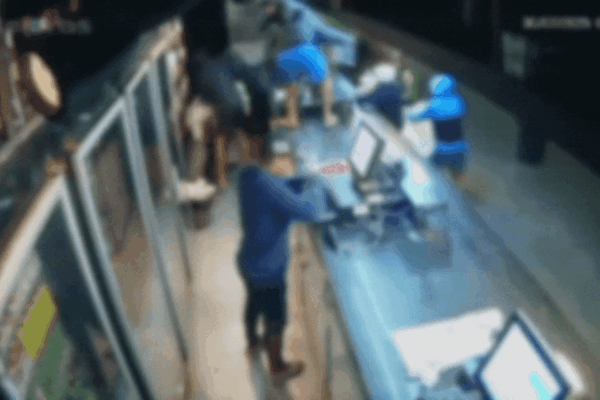 Criminosos invadem distribuidora de bebidas e agridem funcionário em Guarujá, SP; VÍDEO
