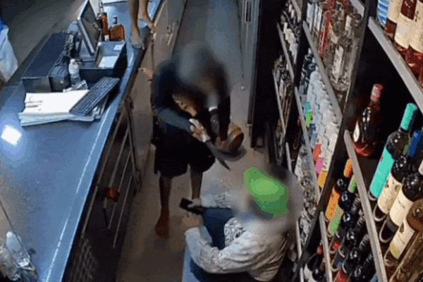 Adolescente é apreendido após invadir distribuidora de bebidas com grupo para roubar whisky de R$ 1 mil; VÍDEO