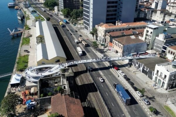 Passarela de acesso ao Parque Valongo é interditada em Santos