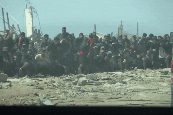 VÍDEO divulgado por agência da ONU mostra multidão em Gaza avançando sobre caminhão que trazia comida: ‘Famintos’