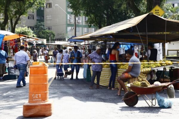 Novo programa vai padronizar barracas e comerciantes nas feiras livres e praias de Santos, SP; entenda Novo programa vai padronizar barracas e comerciantes nas feiras livres e praias de Santos, SP; entenda