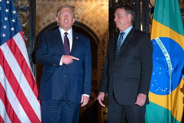 Trump cita Bolsonaro e Paulo Figueiredo em ordem que oficializou o tarifaço ao Brasil