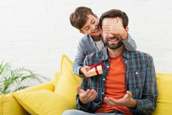 Consumidores pretendem gastar mais de R$ 200 em compras de Dia dos Pais, diz pesquisa