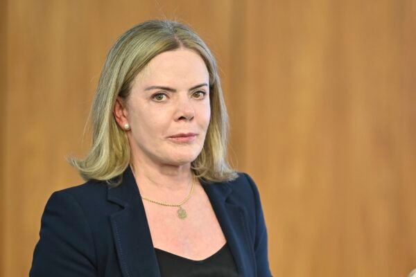 ‘Presidente dos EUA deveria cuidar dos seus problemas’, diz Gleisi após post de Trump em defesa de Bolsonaro