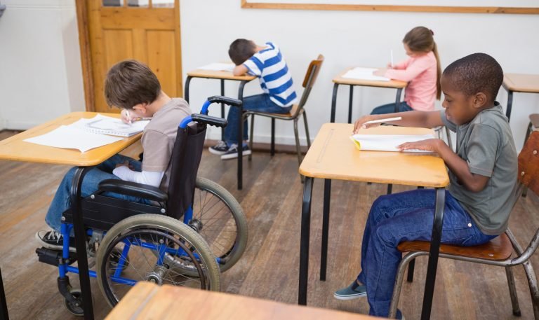 Balanço do semestre: projeto aprovado prevê punição para escolas que recusarem matrículas