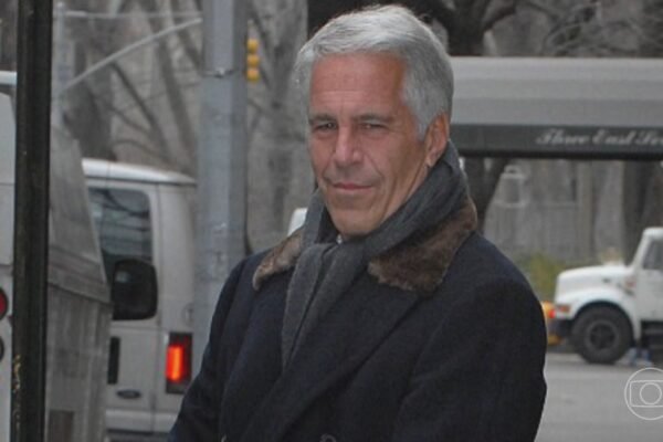 Jeffrey Epstein se suicidou e não existe suposta ‘lista de clientes’ usada para chantagens, afirma Departamento de Justiça dos EUA