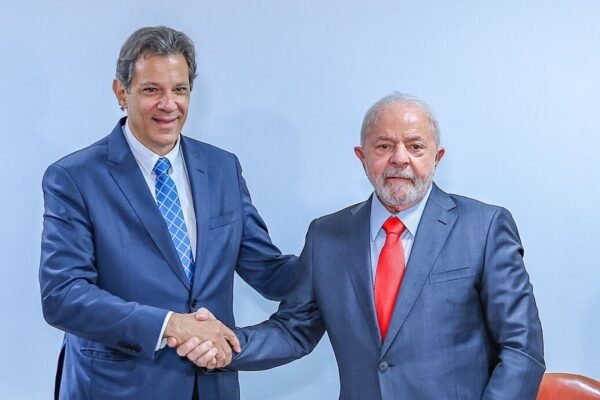 Governo avalia novo slogan em meio a crise política e preparação para 2026