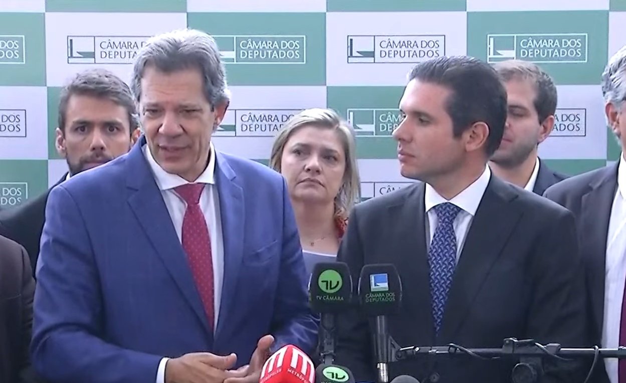 Nas redes, contas ligadas ao PT usam IA para atacar Congresso e Motta