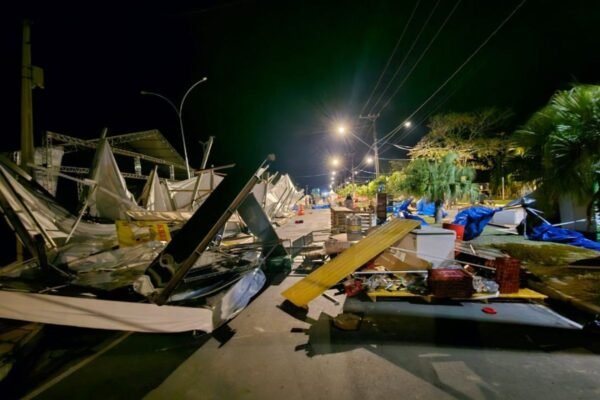 Ventos de 93 km/h derrubam muro, árvores e tendas da 2ª maior festa religiosa de SP; VEJA Ventos de 93 km/h derrubam muro, árvores e tendas da 2ª maior festa religiosa de SP; VEJA