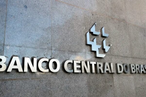 Banco Central interrompe alta de juros e mantém Selic em 15%