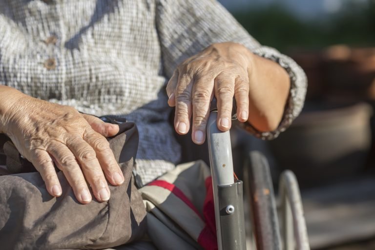 Entra em vigor lei que aumenta as penas para abandono de idoso ou pessoa com deficiência