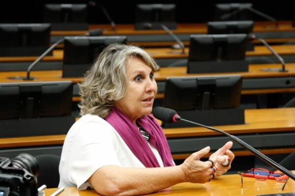 Juiz rejeita ação contra Flávio Bolsonaro por propriedade em Brasília