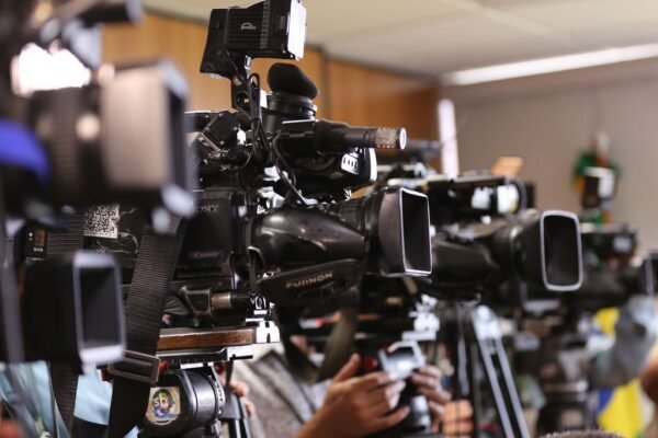 Lula sanciona com vetos lei que simplifica outorga para emissoras de rádio e TV