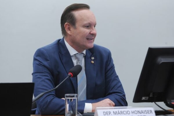 Comissão aprova projeto para destinar multas de trânsito para habilitação de pais de pessoa com deficiência Comissão aprova projeto para destinar multas de trânsito para habilitação de pais de pessoa com deficiência