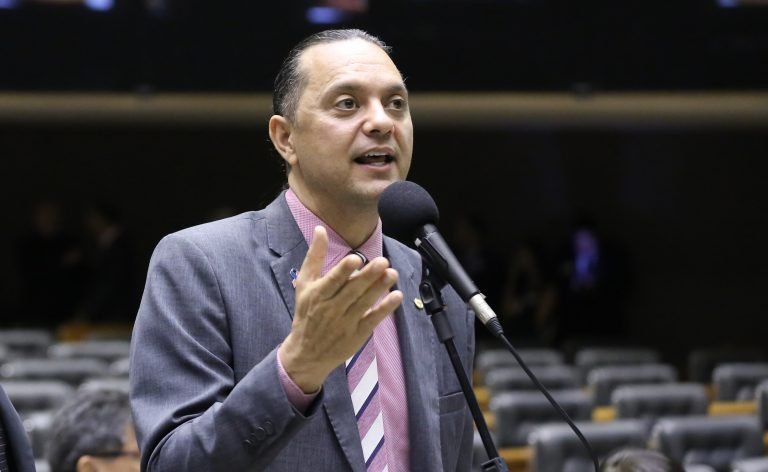 Comissão aprova projeto que garante a aluno autista o direito a material didático complementar