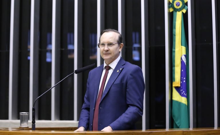 Comissão aprova autorização para motorista de aplicativo parar em qualquer local para passageiro com necessidade especial