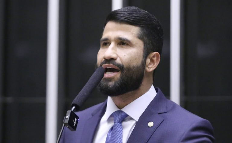 Comissão aprova criminalização da posse de celular por detento