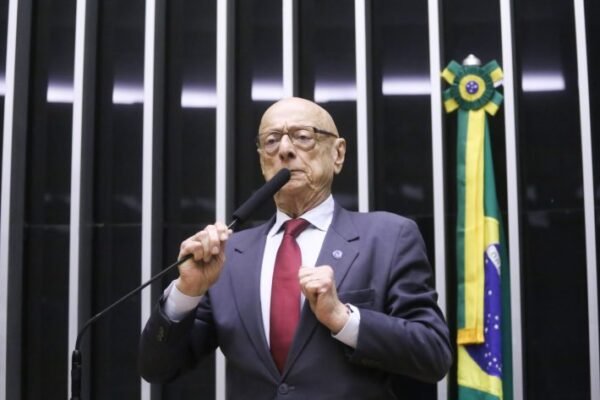 Projeto recoloca município e estado nas placas de carros