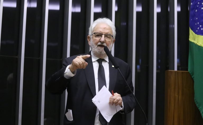 Decisão do governo de recorrer contra derrubada de aumento do IOF repercute nos discursos de deputados