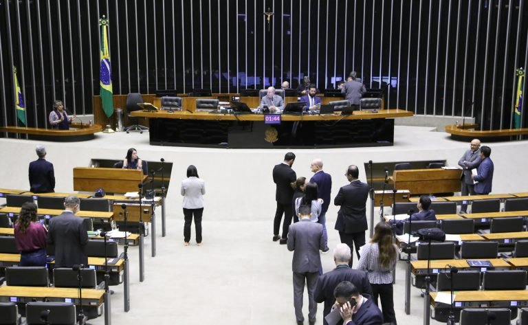 Plenário da Câmara reúne-se nesta manhã para votar criação de grupos parlamentares