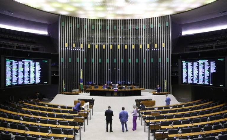 Deputados analisam MP que libera R$ 520 milhões para ações de defesa civil; acompanhe