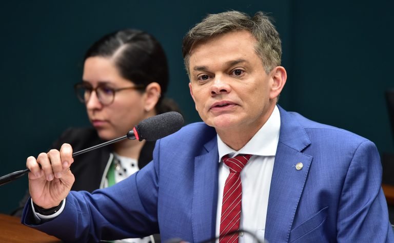 Projeto torna obrigatória autorização judicial prévia para menor atuar como influenciador digital