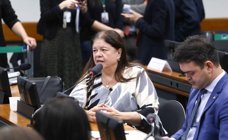 Comissão aprova responsabilidade de redes sociais sobre conteúdo ofensivo a crianças e adolescentes