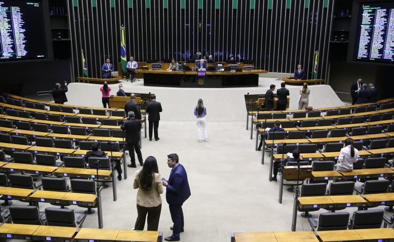 Câmara analisa urgência para projeto do Senado sobre benefícios tributários; acompanhe