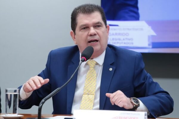 Projeto obriga governo a reduzir benefícios tributários em 10% até fim de 2026 Projeto obriga governo a reduzir benefícios tributários em 10% até fim de 2026