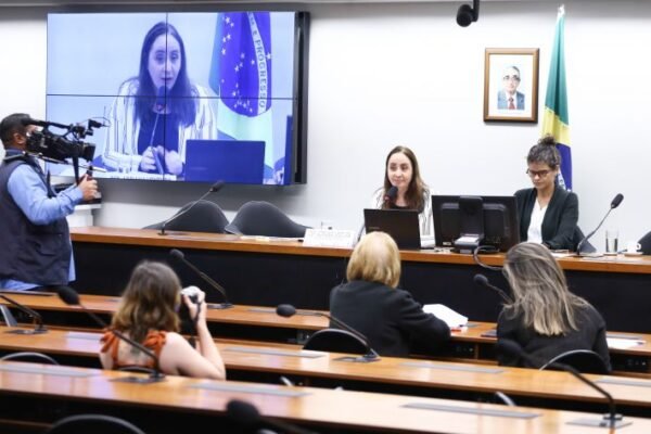 Especialistas defendem currículos educacionais feitos por técnicos e focados em conhecimentos específicos