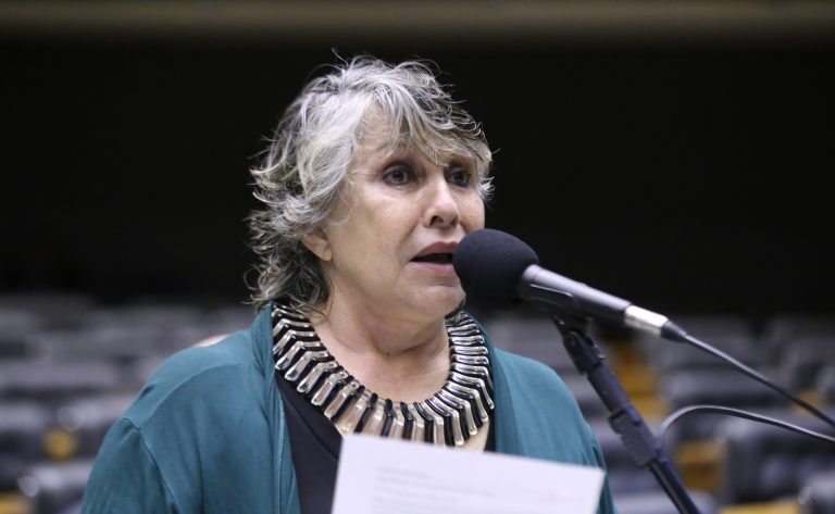 Comissão aprova obrigatoriedade de intérprete de Libras e assistividade em locais turísticos