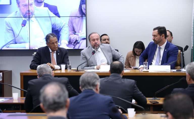 Ministro anuncia medida provisória para limitar encargo na conta de luz