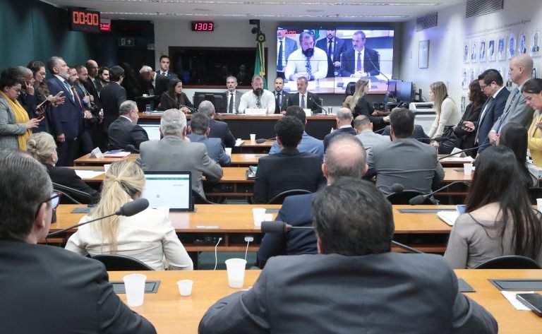 Diretor da Polícia Federal rebate acusações de uso político da instituição