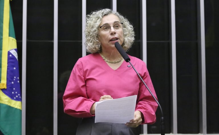 Comissão aprova projeto que proíbe qualquer caso de casamento antes dos 16 anos