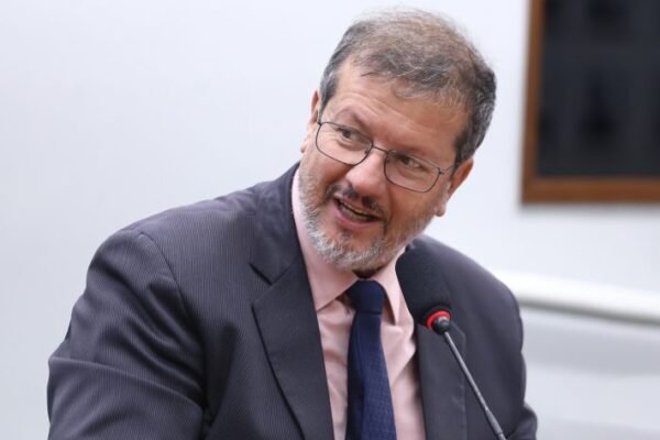 Comissão aprova isenção de tributos em equipamentos de informática vendidos para idosos carentes Comissão aprova isenção de tributos em equipamentos de informática vendidos para idosos carentes