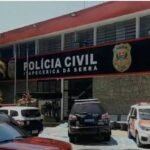 Delegado é solto após confusão em bar e acusação de injúria racial; arma foi apreendida e ele segue em atividade