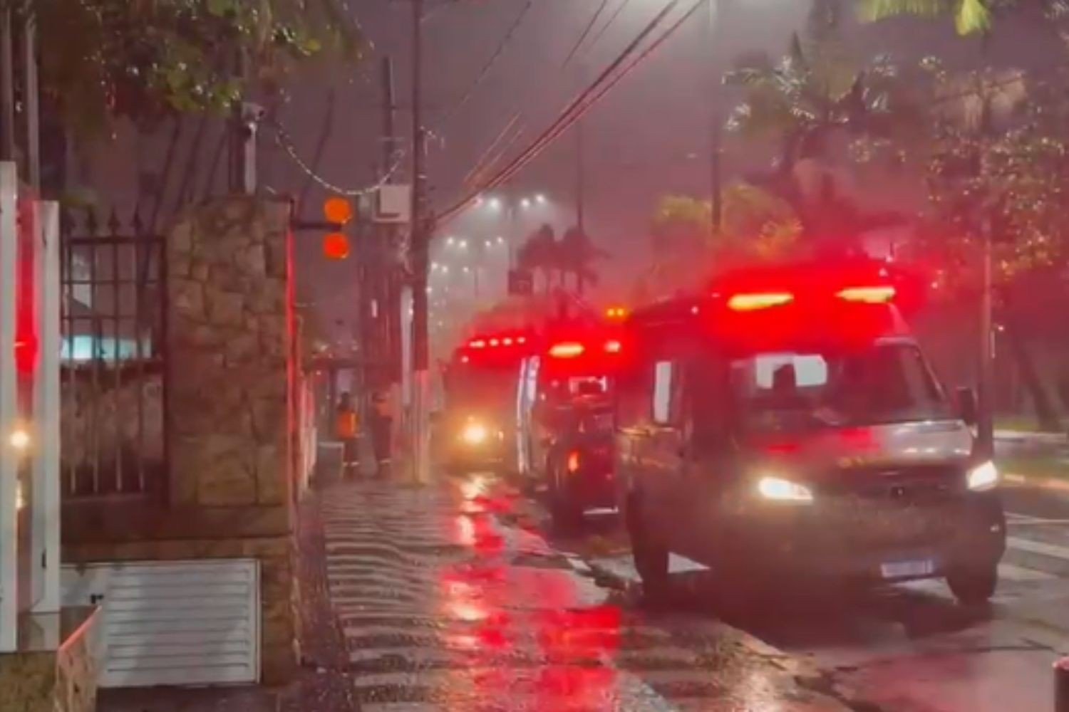 Prédio é evacuado após incêndio atingir apartamento em Santos, SP; VÍDEO
