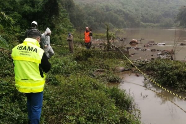 Empresa alega que houve ‘sabotagem’ em vazamento de óleo que atinge o Rio Ribeira; entenda Empresa alega que houve ‘sabotagem’ em vazamento de óleo que atinge o Rio Ribeira; entenda