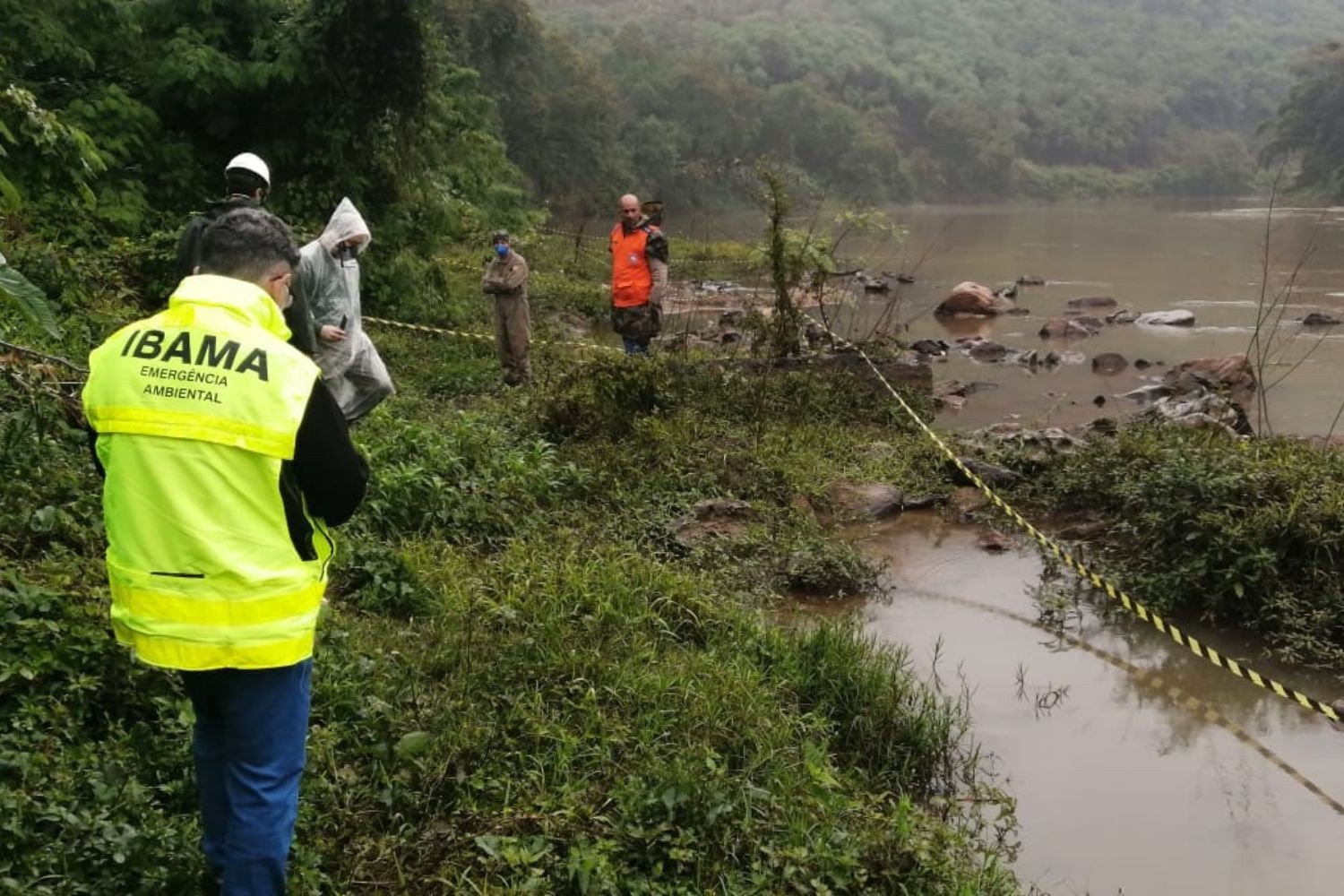 Ibama notifica empresa e pede medidas imediatas para conter vazamento de óleo no Rio Ribeira, SP