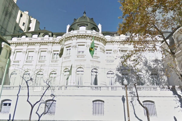 Em meio a críticas por gastos com viagens, Lula dispensa hotel e se hospeda em embaixada na Argentina
