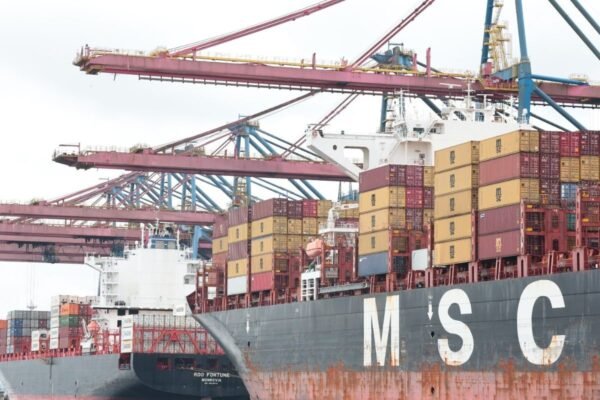 Cargas de alimentos estão paradas no maior porto do Brasil após anúncio de tarifaço de Trump, diz sindicato