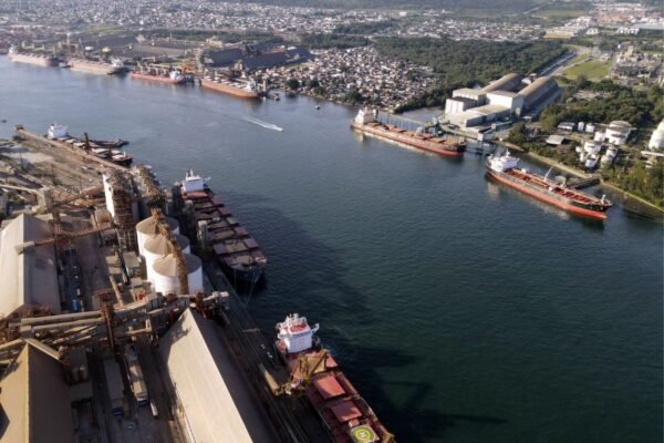 Ventania e ressaca com ondas de 3 metros paralisam balsas e fecham o canal do Porto de Santos, SP