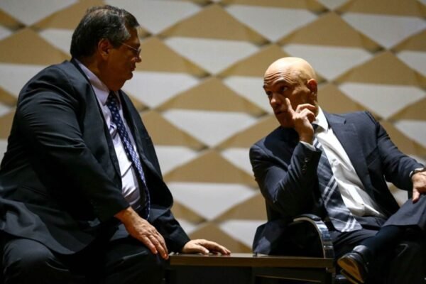 Dino fala em ‘possibilidade concreta de fuga’ de Bolsonaro