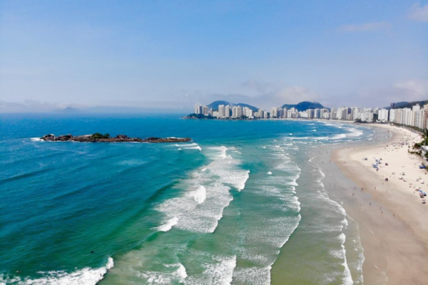 Turista desaparece no mar após tentar nadar até ilha no litoral de SP