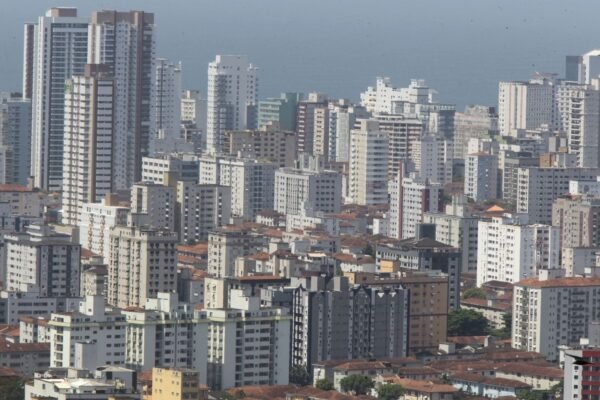 Vendas de imóveis têm queda de 35% no litoral de SP em junho, aponta pesquisa